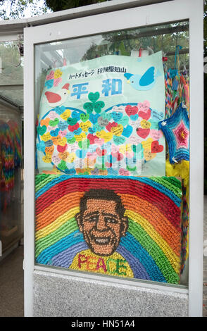 Ritratto del Presidente degli Stati Uniti Barack Obama sui bambini monumento di Pace nel Parco del Memoriale della Pace di Hiroshima, Giappone, Asia Foto Stock