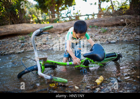 Sempre sorridente e giocosa kids in Laos. Foto Stock