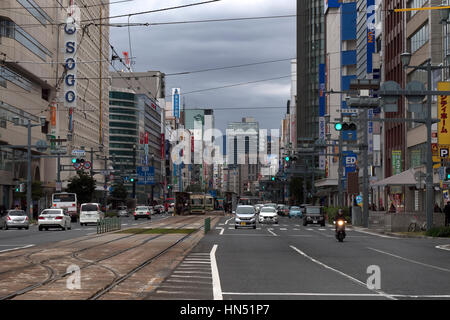 La pace Boulevard (Heiwa O-dori) a Hiroshima, Giappone, Asia. Vista di una città giapponese con edifici, traffico, vetture al via Foto Stock