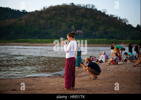 La gente di scattare le foto sunser oltre il fiume Mekong Foto Stock