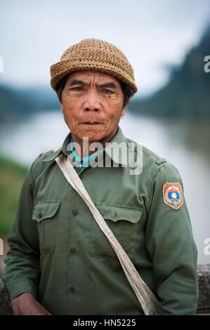 Ritratto di un uomo in Laos Nong Khiaw Foto Stock