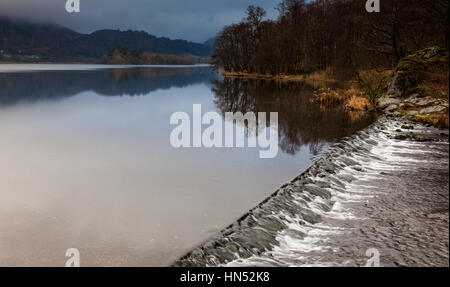 Grasmere weir come il fiume Rothay continua il suo viaggio verso Amblesode, Lake District, Cumbria Foto Stock