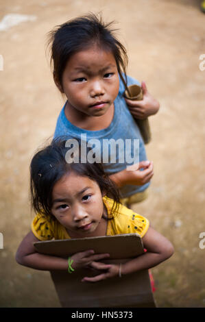 Sempre sorridente e giocosa kids in Laos. Foto Stock