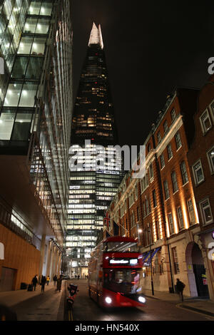 Un tempo di notte vista del London Bridge Street, Southwark, Londra, il 15 novembre, 2016. Foto Stock