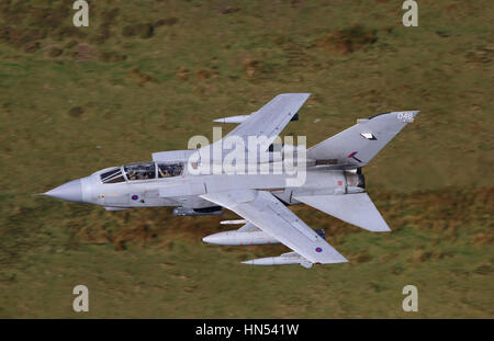 RAF Tornado GR4 aeromobili su un basso livello di esercizio di volo in Galles, Regno Unito, novembre 2016. Foto Stock