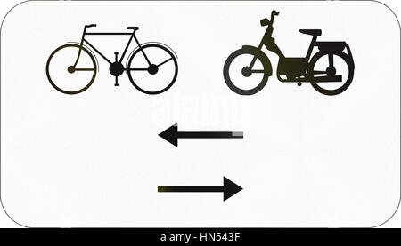 Ulteriore cartello stradale utilizzato in Belgio - biciclette e ciclomotori in entrambe le direzioni. Foto Stock