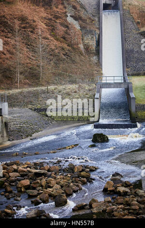 Piscina Etherow Toreside alimentazione serbatoio in Crowden il lago artificiale più grande nel nord Longdendale Derbyshire, Inghilterra, Regno Unito. Foto Stock