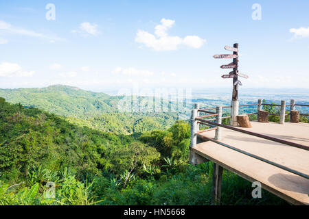 MAE Fah Luang, Tailandia - 13 gennaio 2017: Viewpoint Km.12 a Mae Fah Luang, provincia di Chiang Rai, la Thailandia del Nord. Foto Stock