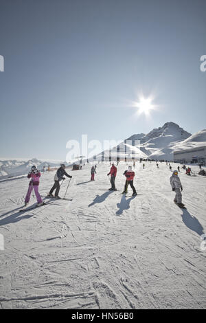 Montafon - tempo splendido per sport invernali azione in Austria. Ottima vista su alcune catene montuose e picchi in un fantastico paesaggio di neve. Snowboard Foto Stock