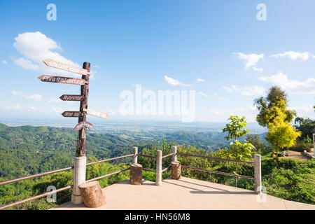 MAE Fah Luang, Tailandia - 13 gennaio 2017: Viewpoint Km.12 a Mae Fah Luang, provincia di Chiang Rai, la Thailandia del Nord. Foto Stock