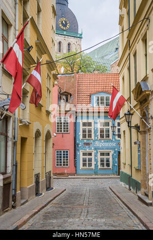 Colorate Narrow street nel centro storico di Riga, Lettonia Foto Stock