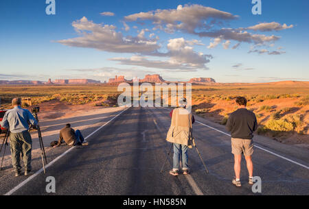 Fotografi di scattare le foto della Monument Valley, Stati Uniti d'America Foto Stock