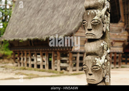 Indonesia, nel nord di Sumatra, Batak carving totem sulla isola di Samosir Foto Stock