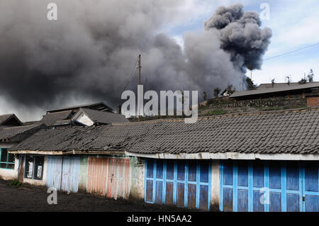 Modulo di vulcani Indonesia. Gunung Bromo vulcano in eruzione tempo (marzo 2011). Vista dal villaggio vicino vulcano. - Bromo Tengger Semeru - National Par Foto Stock