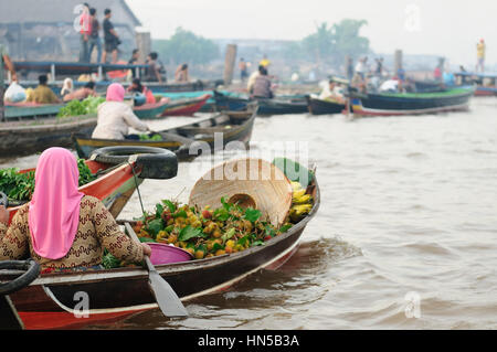 Banjarmasin - Kalimantan più grande e più seducente città resto con circospezione in un labirinto di canali. Mercato Galleggiante vicino alla città di Martapura ri Foto Stock