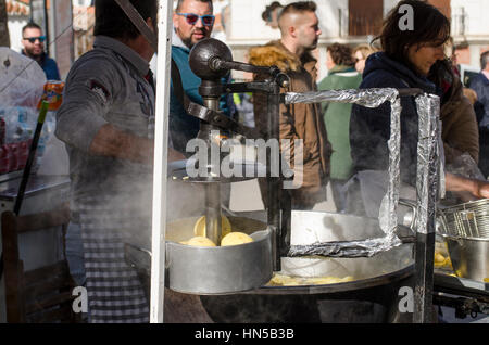 Macchina rendendo le patatine o patate fritte al Fiesta de matanza, celebrazioni annuali in Ardales.Andalusia, Spagna Foto Stock