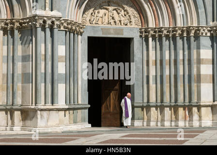 Un sacerdote al di fuori del sacerdote la Sant'Andrea abbey a Vercelli - Piemonte - Italia Foto Stock
