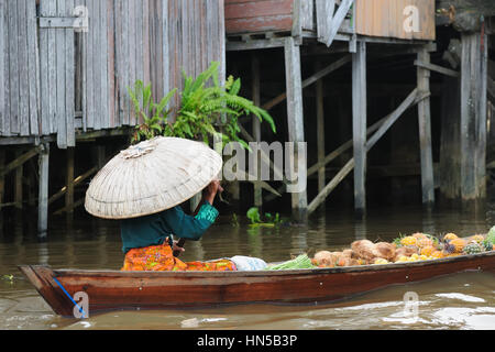 Banjarmasin - Kalimantan più grande e più seducente città resto con circospezione in un labirinto di canali. Mercato Galleggiante vicino alla città di Martapura ri Foto Stock