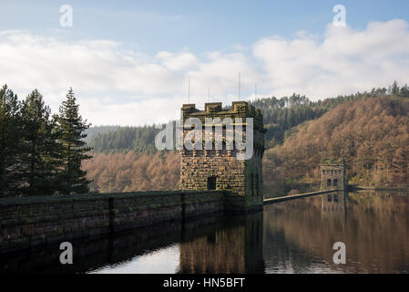 Torri di pietra a Derwent dam, Fairholmes, Derbyshire Foto Stock