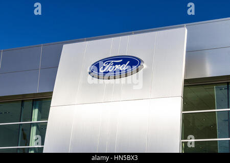 Indianapolis - Circa Febbraio 2017: un locale Ford Auto e Camion concessionaria. Ford vende i propri prodotti sotto il Lincoln e marchi Motorcraft III Foto Stock