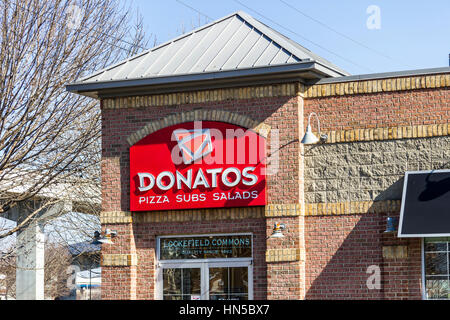 Indianapolis - Circa Febbraio 2017: Donatos Pizza consegna e mangiare nel ristorante. Donatos è noto per la sua sottile crosta pizza II Foto Stock