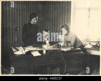 Scienziato in ufficio. Marzo 1941 Leningrado, URSS Foto Stock