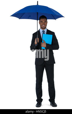 Ritratto di imprenditore azienda ombrello blu e un file contro uno sfondo bianco Foto Stock