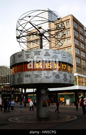 Alexanderplatz Berlino Germania orologio mondiale Foto Stock