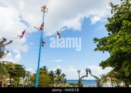 La Danza de los Voladores (Danza dei volantini) nel Parque Fundadores sul lungomare di Playa del Carmen in Messico. Foto Stock
