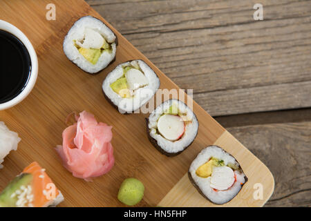 Impostare assortiti di sushi servita sul vassoio contro lo sfondo di legno Foto Stock