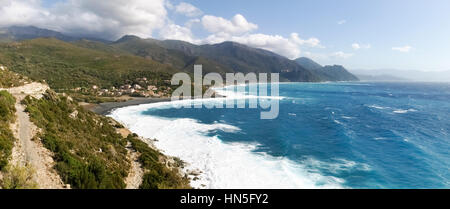 La Corsica, Francia: Costa del Cap Corse e Nonza Beach in mare mosso e il forte vento di maestrale Foto Stock