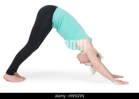 Ganzkörper-Ansicht einer jungen blondn Frau bei Yoga-Übungen vor weißen Hintergrund mit leichtem Schatten Foto Stock