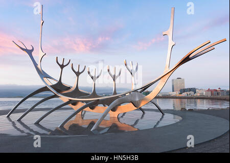 Sun Voyager (Solfar), una nave vichinga scultura in metallo dell'artista Jon Gunnar Arnason, sul lungomare di Reykjavik, Islanda, costruita come un'ode al sole. Foto Stock