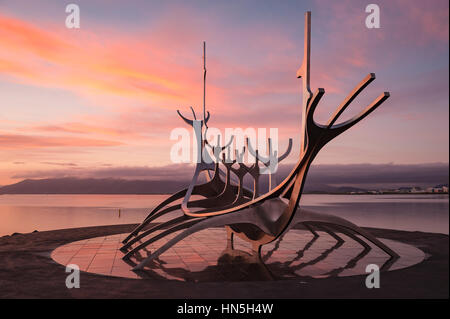 Sun Voyager (Solfar), una nave vichinga scultura in metallo dell'artista Jon Gunnar Arnason, sul lungomare di Reykjavik, Islanda, costruita come un'ode al sole. Foto Stock