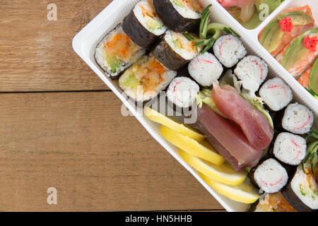 Close-up di vari rotoli di sushi con i gamberi nel vassoio di plastica Foto Stock