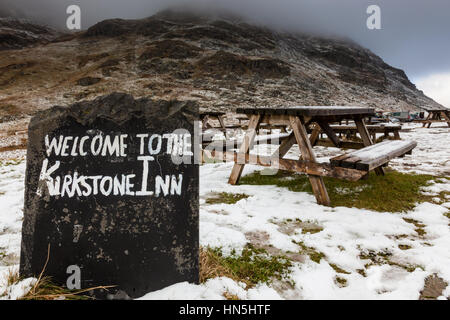 Tavoli per picnic all'Kirkstone Inn,, Kirkstone Pass, vicino a Ambleside, Lake District, Cumbria Foto Stock