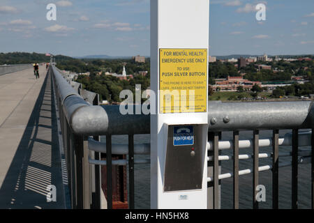 Telefono di emergenza sul marciapiede su Hudson per chi sta pensando a salto del ponte, Poughkeepsie, New York, Stati Uniti. Foto Stock