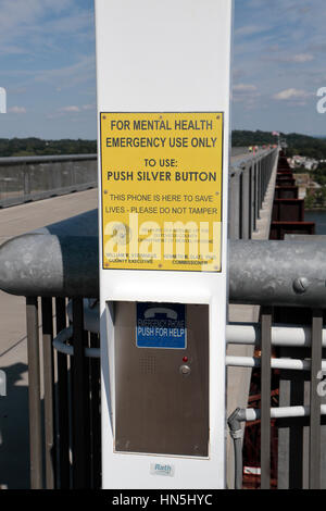 Telefono di emergenza sul marciapiede su Hudson per chi sta pensando a salto del ponte, Poughkeepsie, New York, Stati Uniti. Foto Stock