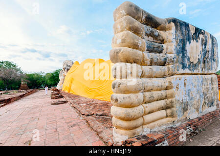 Buddha reclinato al Wat Lokayasutharam in Ayutthaya, Thailandia Foto Stock