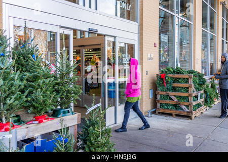 Fairfax, Stati Uniti d'America - 3 Dicembre 2016: Whole Foods Market store facciata con i clienti a piedi attraverso le porte Foto Stock