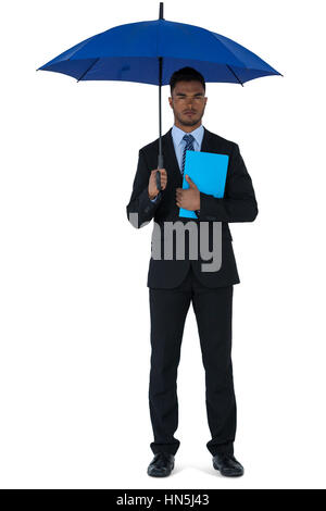 Ritratto di imprenditore azienda ombrello blu e un file contro uno sfondo bianco Foto Stock