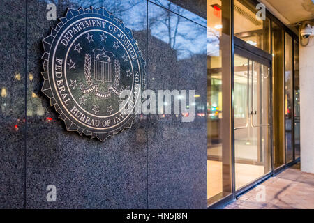 Washington DC, Stati Uniti d'America - 29 dicembre 2016: FBI Federal Bureau of Investigation sede su Pennsylvania Avenue firmare con il traffico riflessioni a nig Foto Stock