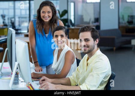 Ritratto di graphic designer che lavorano su personal computer in ufficio Foto Stock