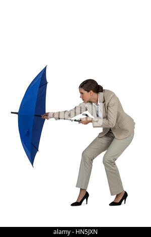 Imprenditrice azienda ombrello blu contro uno sfondo bianco Foto Stock