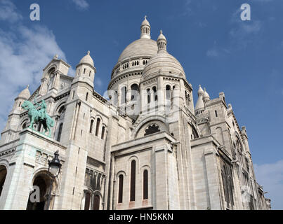 La Chiesa Cattolica del Sacro Cuore nella parte superiore di Montmartre Parigi Francia. Foto Stock