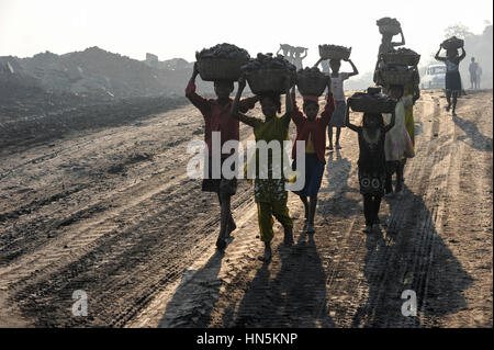 INDIA Jharkhand Dhanbad Jharia, bambini raccogliere il carbone resta da discarica di carbone INDIA a vendere il carbone da coke sul mercato per il sostentamento della sua famiglia / INDIEN Jharkand Dhanbad Jharia, Kinder sammeln Kohle auf einer Abraumhalde Am Rande eines Kohletagebaus zum Verkauf als Koks auf dem Markt Foto Stock