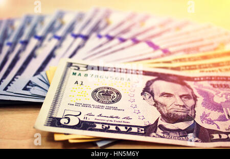 American 5 Dollar Bills dispersi casualmente con il ritratto di Abraham Lincoln Foto Stock