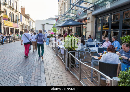 Persone bere e mangiare fuori in ristoranti del centro della città in una serata estiva, Nottingham, Inghilterra, Regno Unito Foto Stock