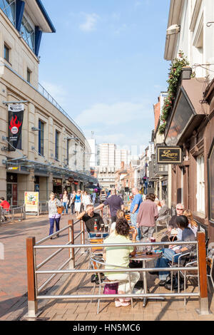 Gruppo di persone a bere al di fuori di un city center pub su una sera d'estate Nottingham, Inghilterra, Regno Unito Foto Stock