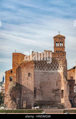 Il Tempio di Venere e Roma è pensato per essere stato il più grande tempio della Roma antica. Situato sulla collina di Velian, tra il bordo orientale del F Foto Stock